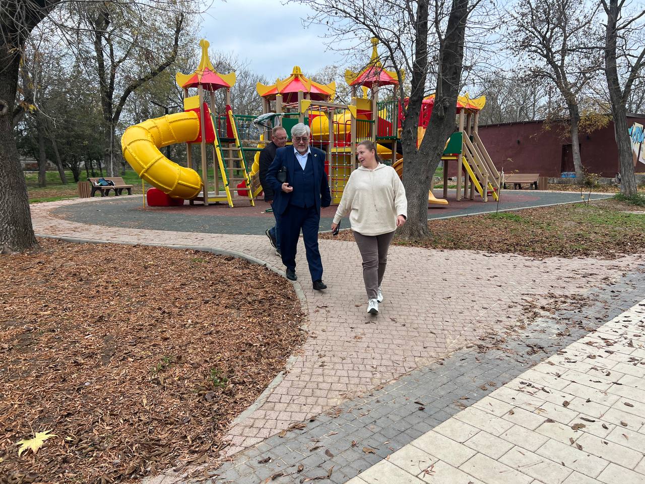 Юлия Момотенко и Игорь Ивин проверили обновленные дворовые и общественные территории Юлия Момотенко и Игорь Ивин проверили обновленные дворовые и общественные территории