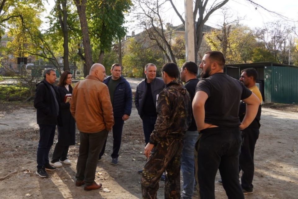 Олег Каторгин проинспектировал придомовую территорию, где ведется комплексное благоустройство