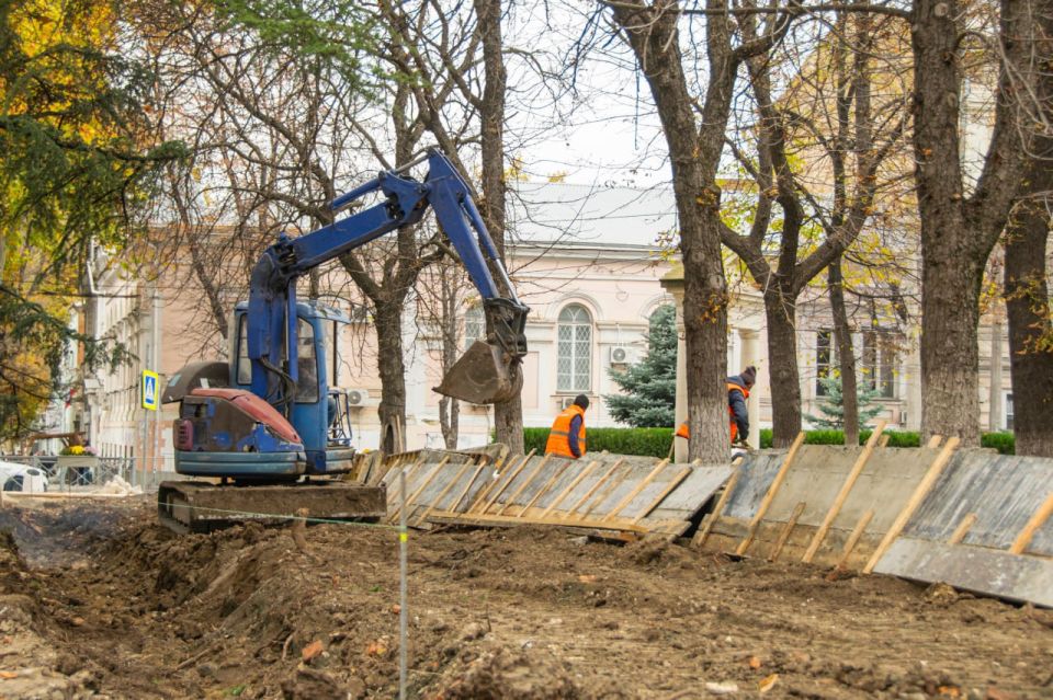 В Симферополе продолжаются работы по благоустройству двух знаковых общественных территорий — сквера Победы и сквера Республики В Симферополе продолжаются работы по благоустройству двух знаковых общественных территорий — сквера Победы и сквера Республики