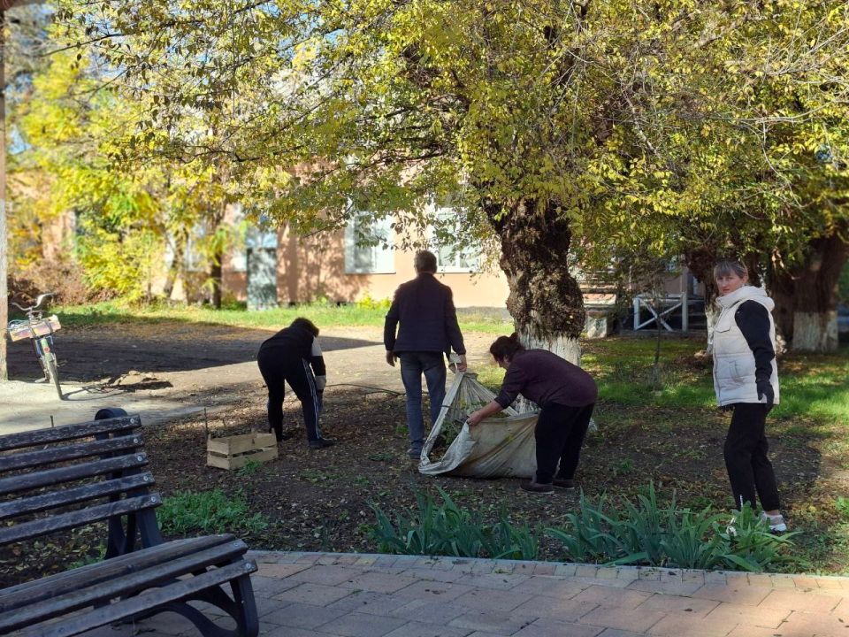 Субботник — это та добрая осенняя Акция, когда люди собираются вместе, чтобы навести порядок в своем районе Субботник — это та добрая осенняя Акция, когда люди собираются вместе, чтобы навести порядок в своем районе