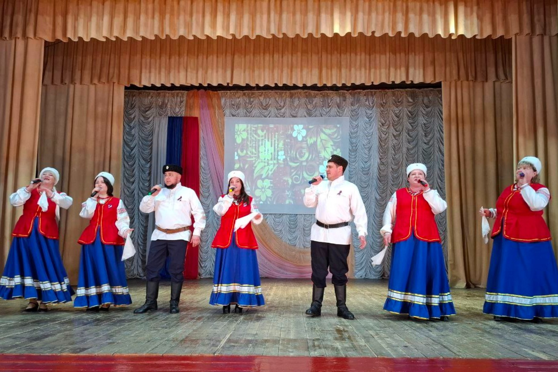 В День народного единства в районном Доме культуры пгт Советского состоялся праздничный концерт