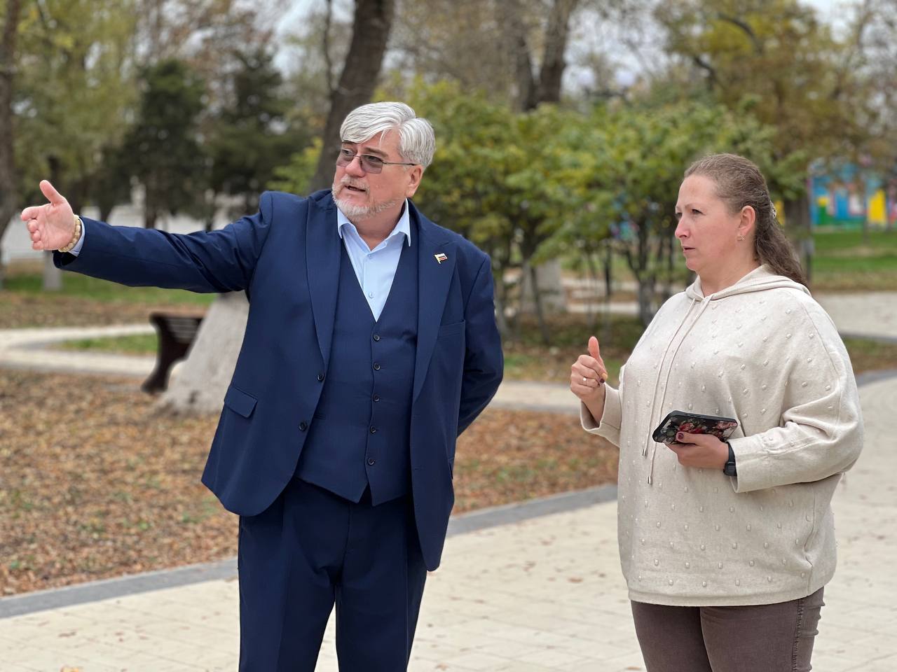 Юлия Момотенко и Игорь Ивин проверили обновленные дворовые и общественные территории Юлия Момотенко и Игорь Ивин проверили обновленные дворовые и общественные территории