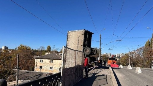 Фура, упавшая с моста на рельсы в Симферополе, перевозила садовый инвентарь