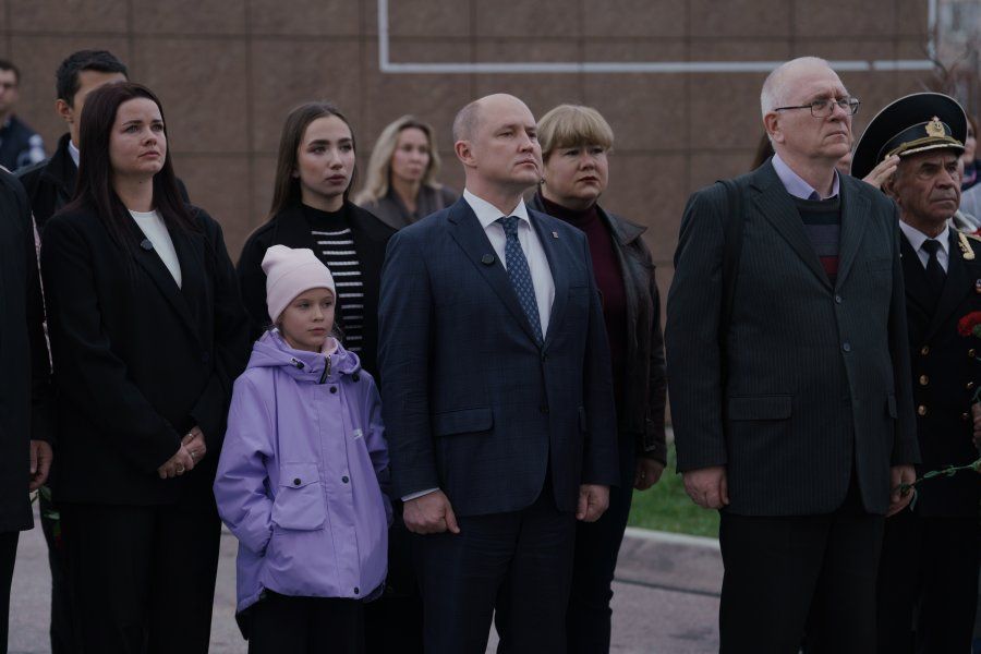 Губернатор Михаил Развожаев открыл мемориальную доску Герою России Никите Мечтанову Губернатор Михаил Развожаев открыл мемориальную доску Герою России Никите Мечтанову