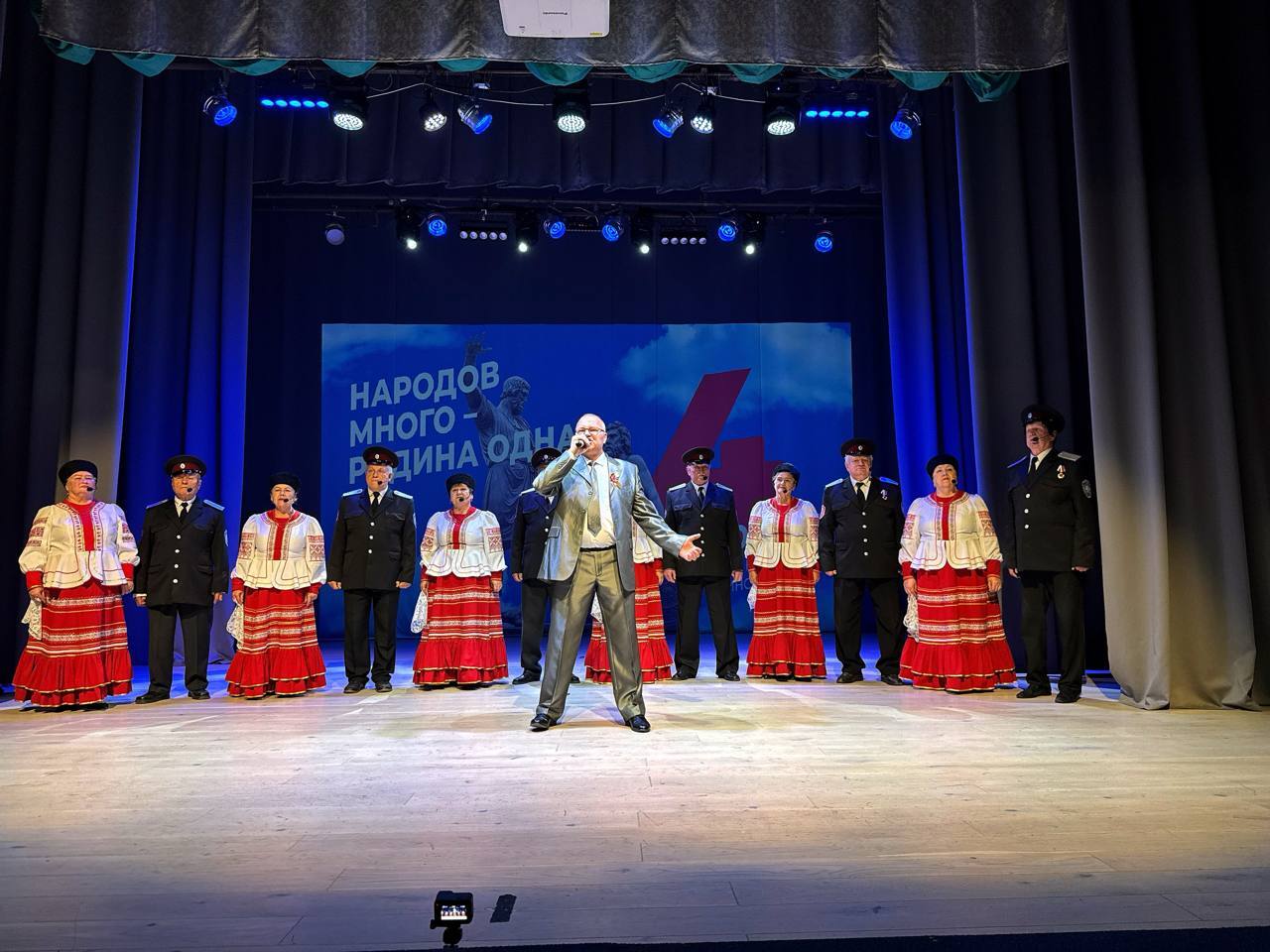 Праздничный концерт в Черноморском РДК ко Дню народного единства! Праздничный концерт в Черноморском РДК ко Дню народного единства!