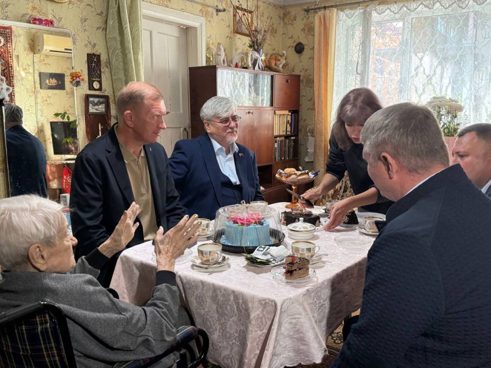  :    ,    ,      103  