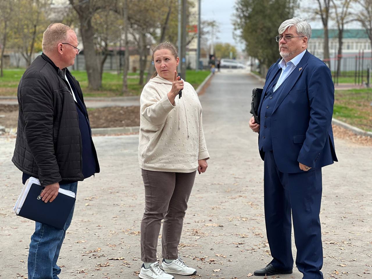 Юлия Момотенко и Игорь Ивин проверили обновленные дворовые и общественные территории Юлия Момотенко и Игорь Ивин проверили обновленные дворовые и общественные территории