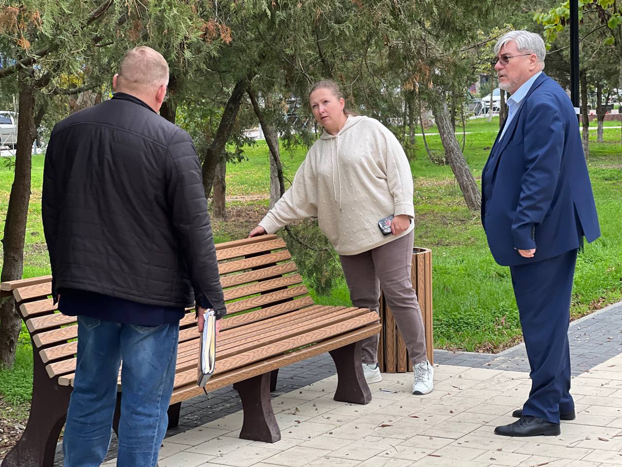 Юлия Момотенко и Игорь Ивин проверили обновленные дворовые и общественные территории Юлия Момотенко и Игорь Ивин проверили обновленные дворовые и общественные территории