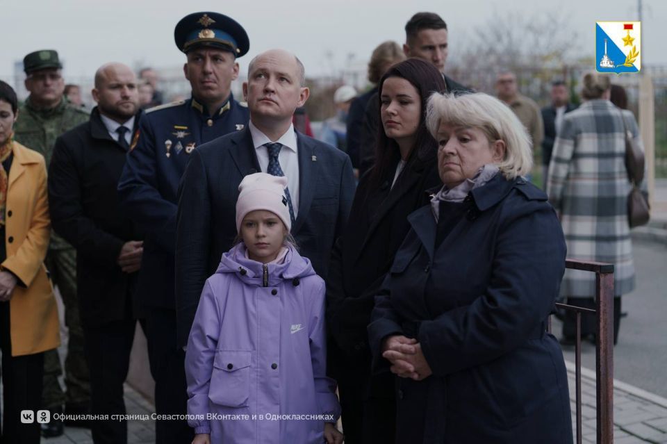 Михаил Развожаев открыл мемориальную доску Герою России Никите Мечтанову Михаил Развожаев открыл мемориальную доску Герою России Никите Мечтанову