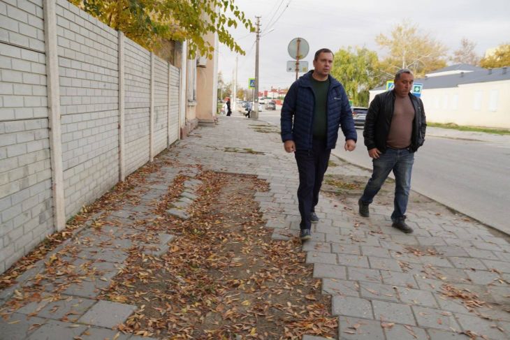 Прохудившиеся троуары на улице Шлагбаумской в Керчи подлатают