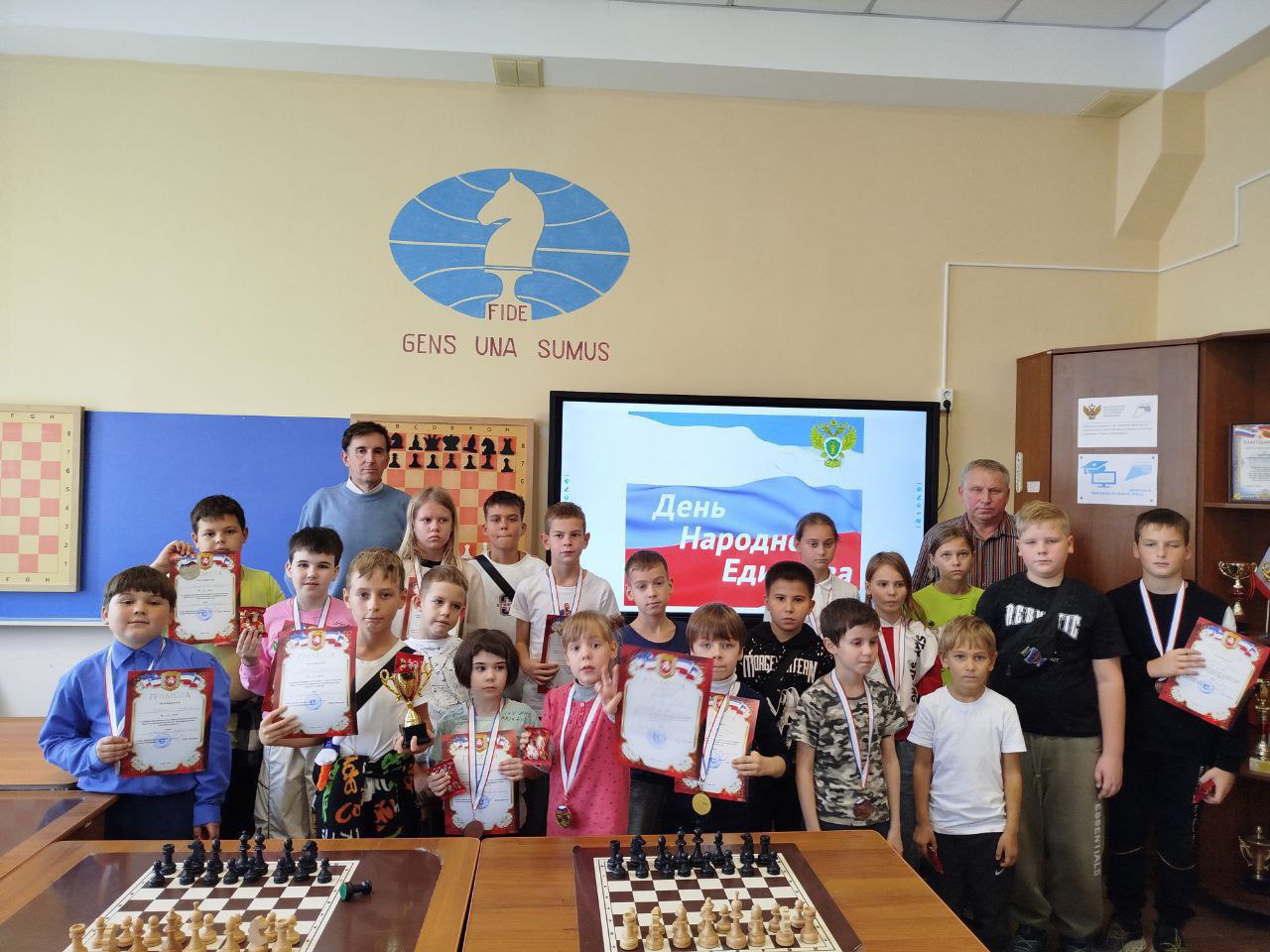 Праздничные турниры. В МБОУ «Школа-гимназия №1» и МБОУ ДОД «Судакский ЦДЮТ» турниры МО Судак по шахматам среди школьников, посвященные Дню народного единства Праздничные турниры. В МБОУ «Школа-гимназия №1» и МБОУ ДОД «Судакский ЦДЮТ» турниры МО Судак по шахматам среди школьников, посвященные Дню народного единства