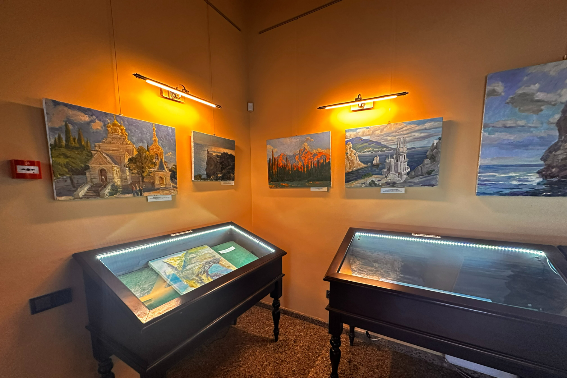 Во Дворце-замке «Ласточкино гнездо» представлена экспозиция, приуроченная к 15-летию выставочной деятельности учреждения