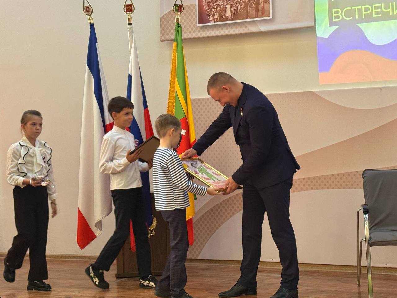 Александр Юрьев: Сегодня в школе №14 города Евпатории, носящей имя Героя Советского Союза Захара Артёмовича Сорокина, состоялась встреча с Героем России Антоном Игоревичем Старостиным Александр Юрьев: Сегодня в школе №14 города Евпатории, носящей имя Героя Советского Союза Захара Артёмовича Сорокина, состоялась встреча с Героем России Антоном Игоревичем Старостиным