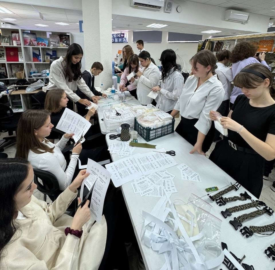 6 ноября ученики 9-Г класса МБОУ «Школа-лицей» №3 им. А.С. Макаренко (классный руководитель Бобик Александра Анатольевна) приняли участие в мероприятии проекта «ZOV Молодёжи» и обучающем практикуме «Пластик Победы» от...