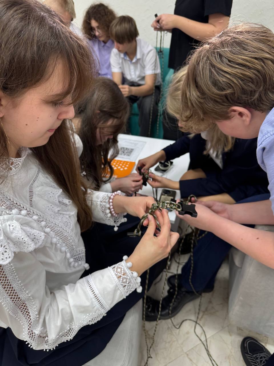 6 ноября ученики 9-Г класса МБОУ «Школа-лицей» №3 им. А.С. Макаренко (классный руководитель Бобик Александра Анатольевна) приняли участие в мероприятии проекта «ZOV Молодёжи» и обучающем практикуме «Пластик Победы» от... 6 ноября ученики 9-Г класса МБОУ «Школа-лицей» №3 им. А.С. Макаренко (классный руководитель Бобик Александра Анатольевна) приняли участие в мероприятии проекта «ZOV Молодёжи» и обучающем практикуме «Пластик Победы» от...