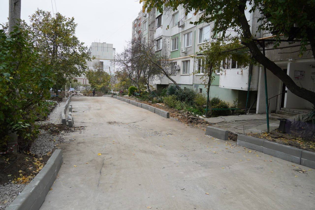 Глава администрации Керчи Олег Каторгин проинспектировал ход работ по благоустройству придомовых территорий на Индустриальном шоссе, 27, 23, 21, 21/1 Глава администрации Керчи Олег Каторгин проинспектировал ход работ по благоустройству придомовых территорий на Индустриальном шоссе, 27, 23, 21, 21/1