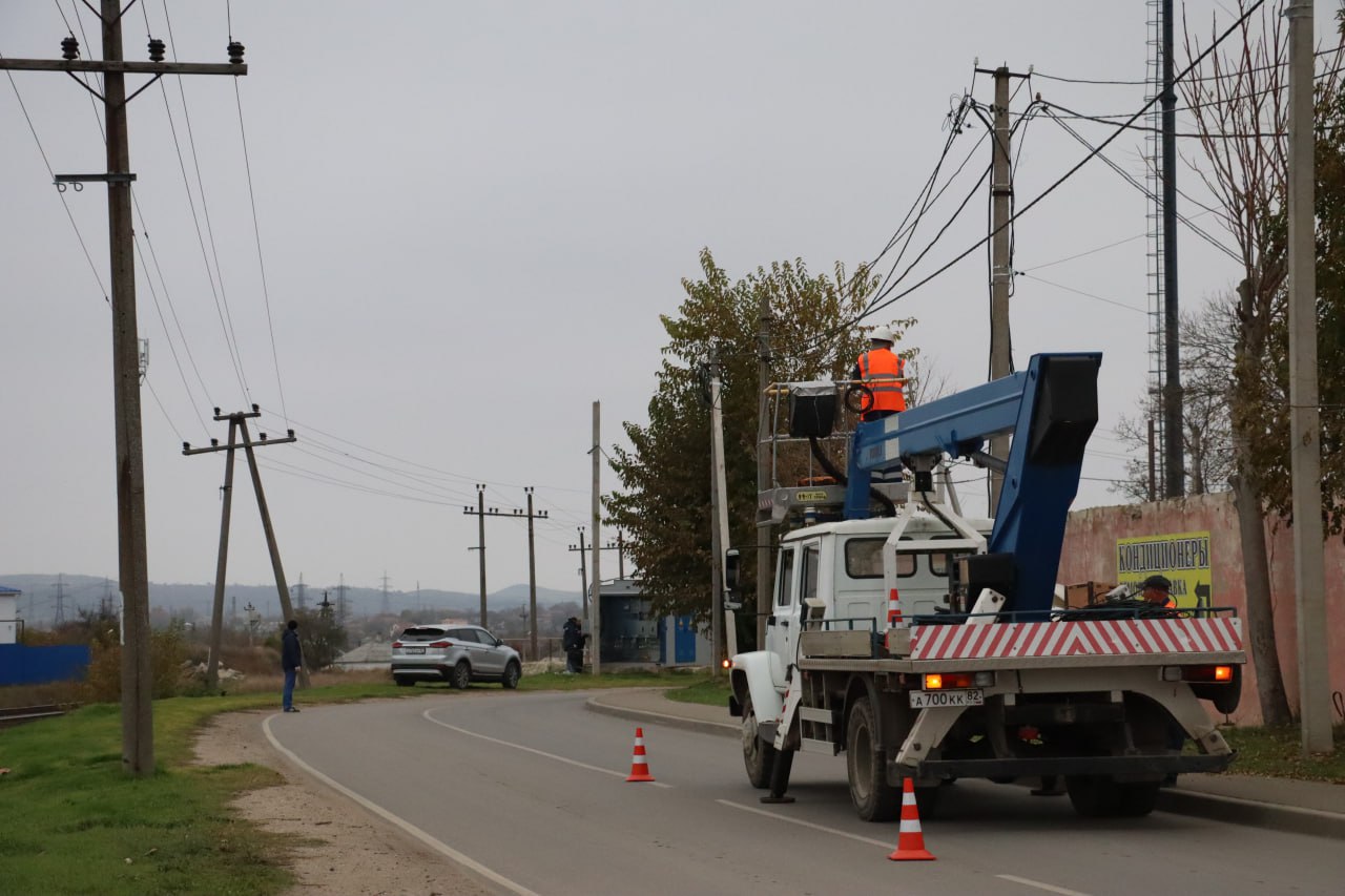 В Керчи продолжаются работы по устройству новых линий наружного освещения В Керчи продолжаются работы по устройству новых линий наружного освещения