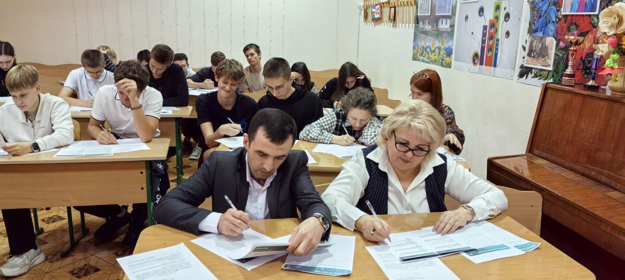 "Народов много - страна одна!" - под таким лозунгом проходит с 1 по 8 ноября 2025 года юбилейная X Всероссийская просветительская акция "Большой этнографический диктант", в котором Сакский район принимает активное участие