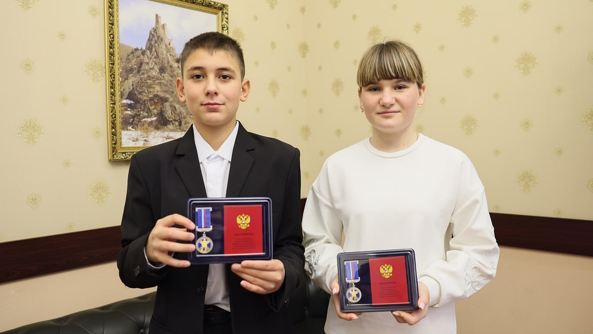 Двум крымским школьникам вручили медали Совета Федерации за мужество