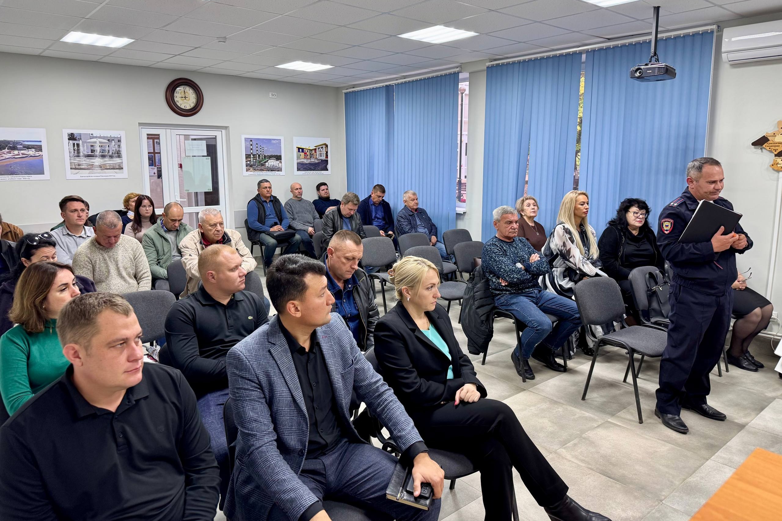 20 октября 2025 года в Администрации города Саки Республики Крым состоялся обучающий семинар в сфере противодействия коррупции с руководителями подведомственных учреждений.