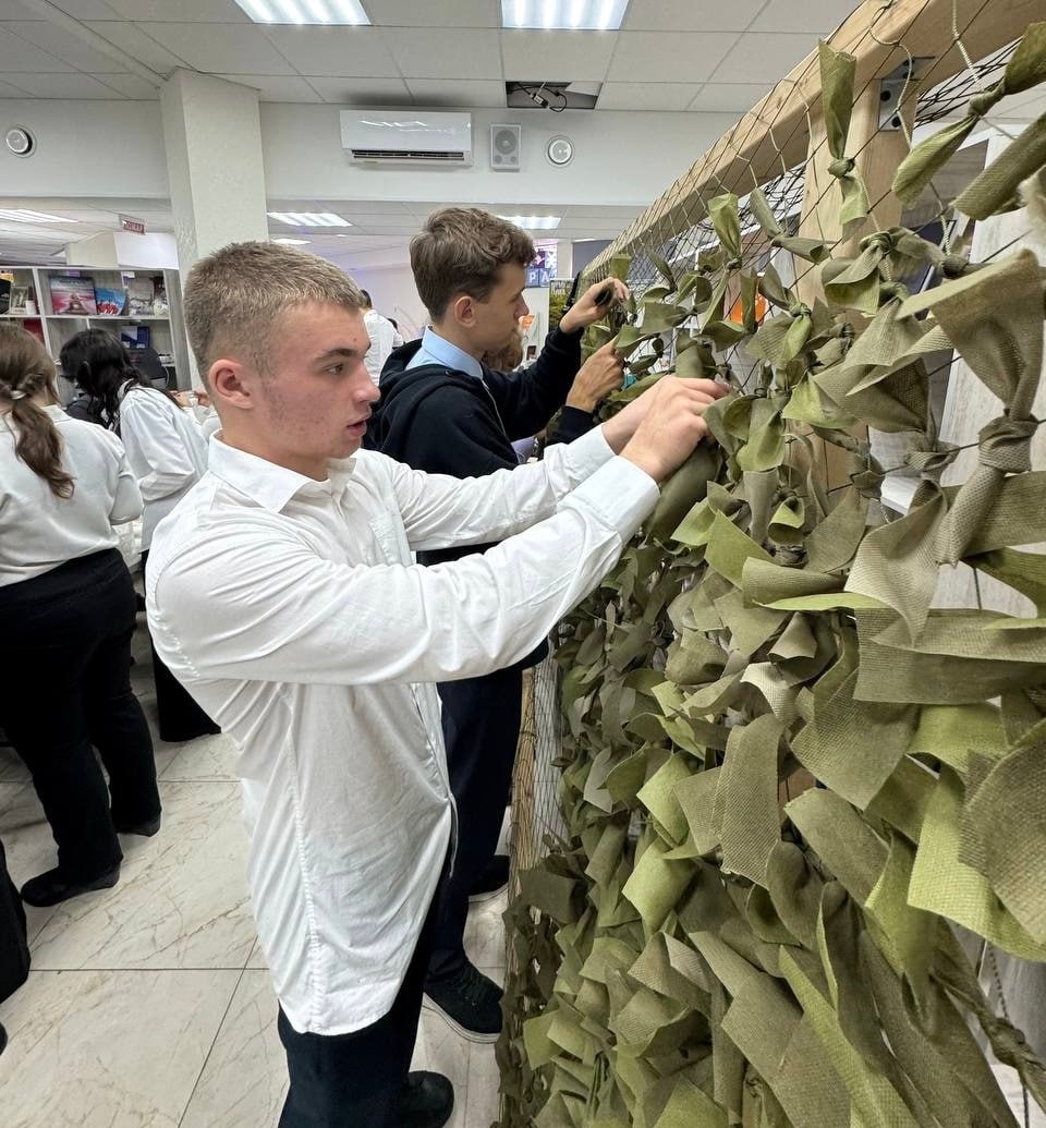 6 ноября ученики 9-Г класса МБОУ «Школа-лицей» №3 им. А.С. Макаренко (классный руководитель Бобик Александра Анатольевна) приняли участие в мероприятии проекта «ZOV Молодёжи» и обучающем практикуме «Пластик Победы» от... 6 ноября ученики 9-Г класса МБОУ «Школа-лицей» №3 им. А.С. Макаренко (классный руководитель Бобик Александра Анатольевна) приняли участие в мероприятии проекта «ZOV Молодёжи» и обучающем практикуме «Пластик Победы» от...