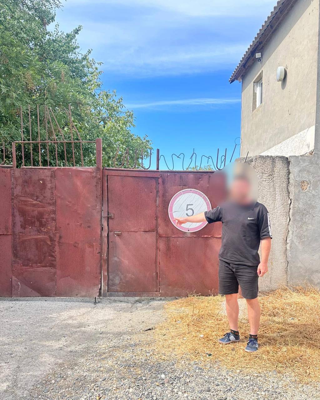 В Крыму будут судить трёх мужчин, которые вымогали у местного жителя 8 млн рублей