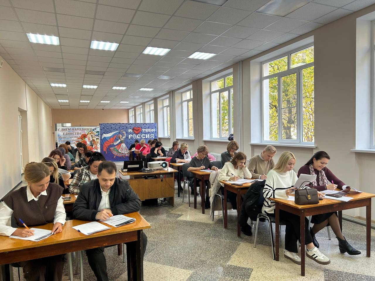 В юбилейной всероссийской просветительской акции «Большой этнографический диктант» на оффлайн площадках приняло участие около 100 нижнегорцев В юбилейной всероссийской просветительской акции «Большой этнографический диктант» на оффлайн площадках приняло участие около 100 нижнегорцев