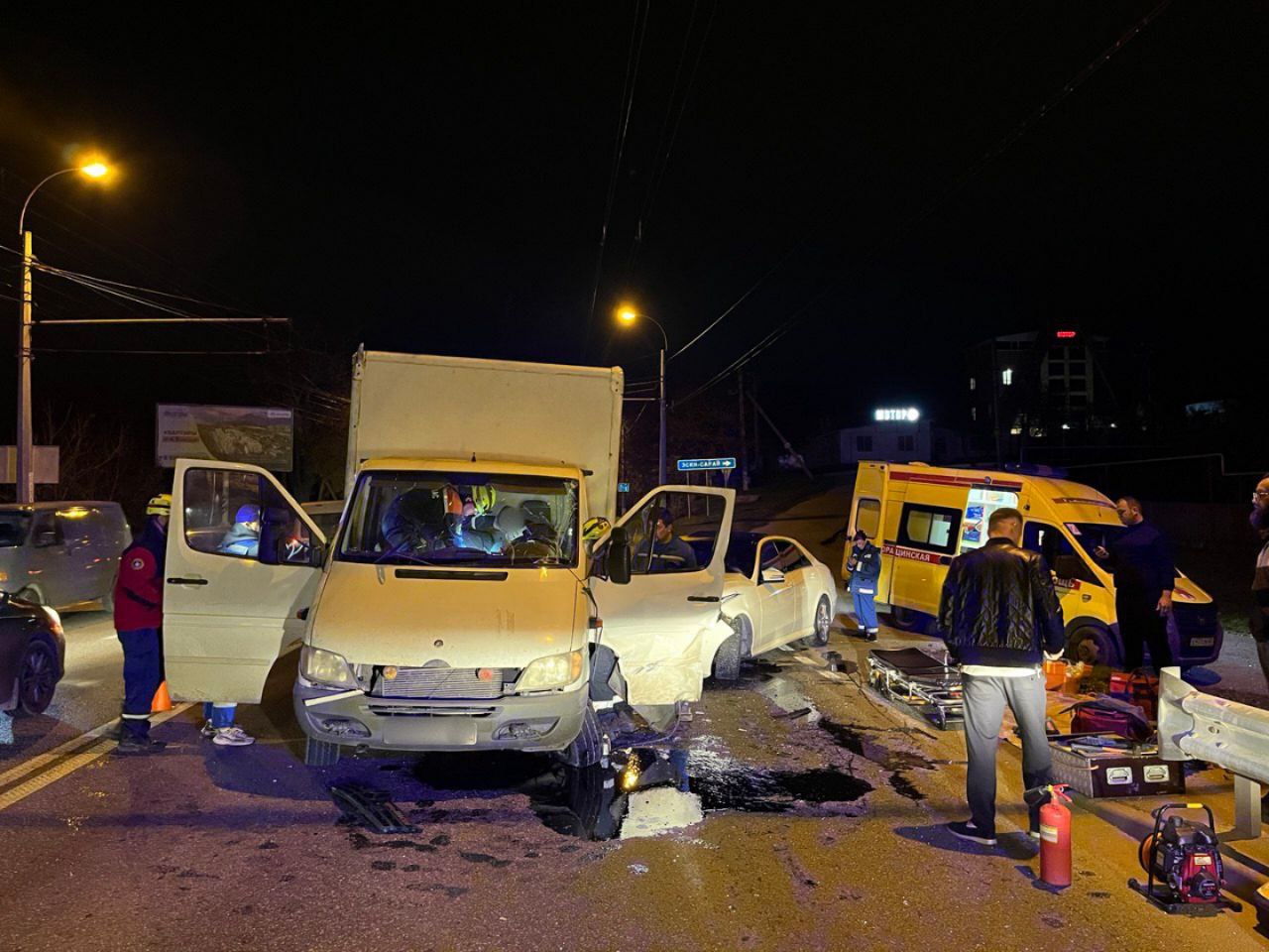 Под Симферополем микроавтобус столкнулся с легковушкой