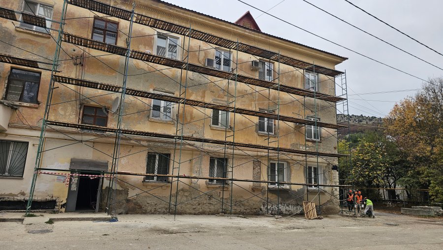 В доме № 17 на улице Крестовского капитально ремонтируют фасад