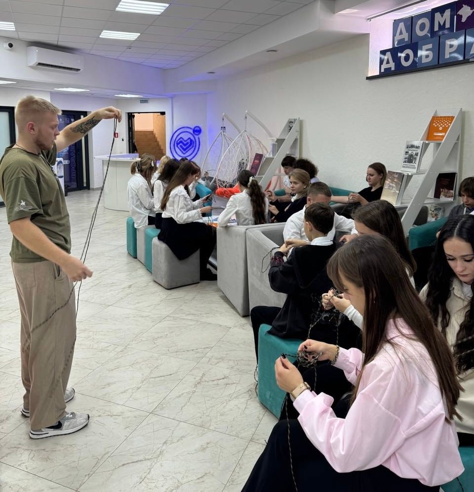 6 ноября ученики 9-Г класса МБОУ «Школа-лицей» №3 им. А.С. Макаренко (классный руководитель Бобик Александра Анатольевна) приняли участие в мероприятии проекта «ZOV Молодёжи» и обучающем практикуме «Пластик Победы» от... 6 ноября ученики 9-Г класса МБОУ «Школа-лицей» №3 им. А.С. Макаренко (классный руководитель Бобик Александра Анатольевна) приняли участие в мероприятии проекта «ZOV Молодёжи» и обучающем практикуме «Пластик Победы» от...