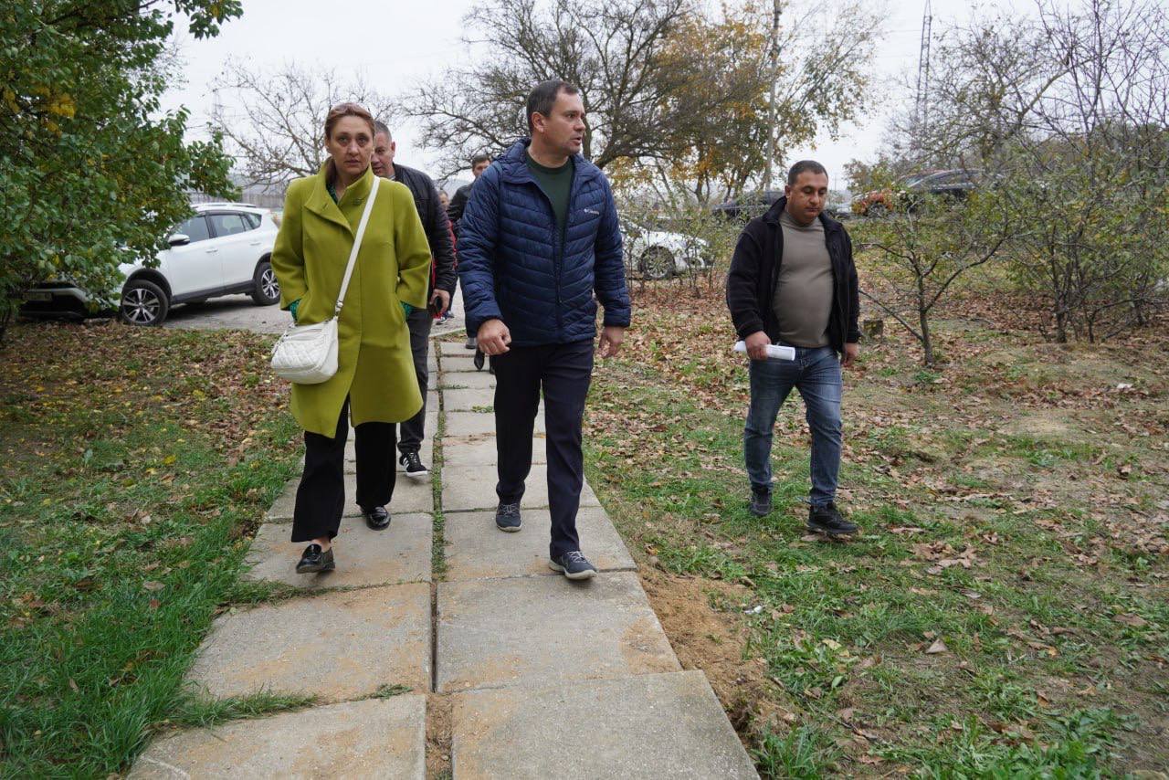 Олег Каторгин: Проинспектировал ход работ по благоустройству придомовых территорий на Индустриальном шоссе, 27, 23, 21, 21/1