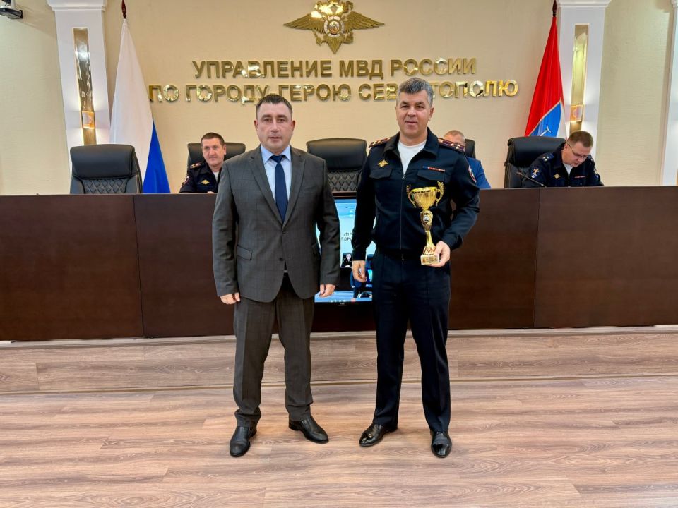 Начальник УМВД России по г.Севастополю генерал-майор полиции Сергей Сигунов вручил спортивные награды победителям соревнований по служебному биатлону