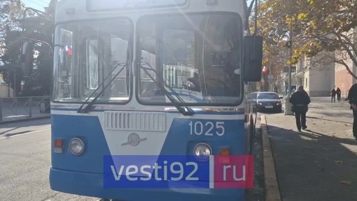 В эти минуты на площади Нахимова проходит выставка техники и транспорта основного городского перевозчика