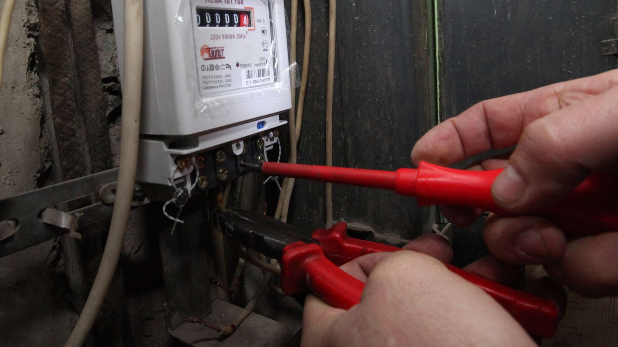 В Крыму мошенник обещал провести свет и исчез с деньгами клиента