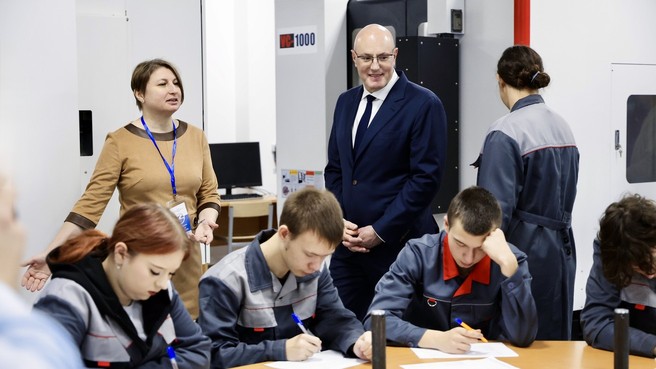 Дмитрий Чернышенко оценил образовательную инфраструктуру Самарской области и пообщался со студентами учебных заведений региона