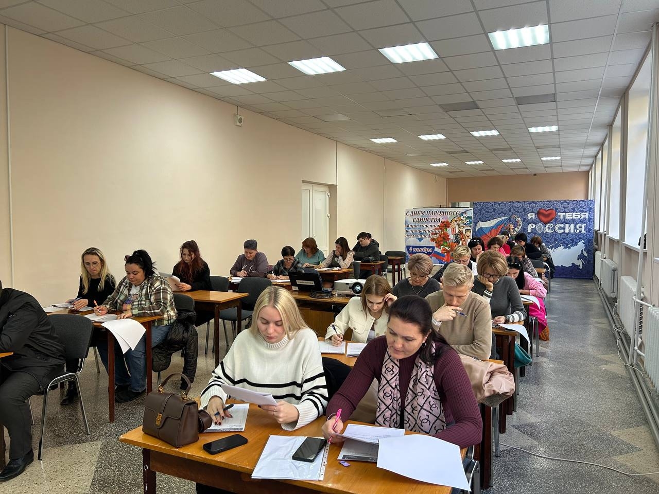 В юбилейной всероссийской просветительской акции «Большой этнографический диктант» на оффлайн площадках приняло участие около 100 нижнегорцев В юбилейной всероссийской просветительской акции «Большой этнографический диктант» на оффлайн площадках приняло участие около 100 нижнегорцев