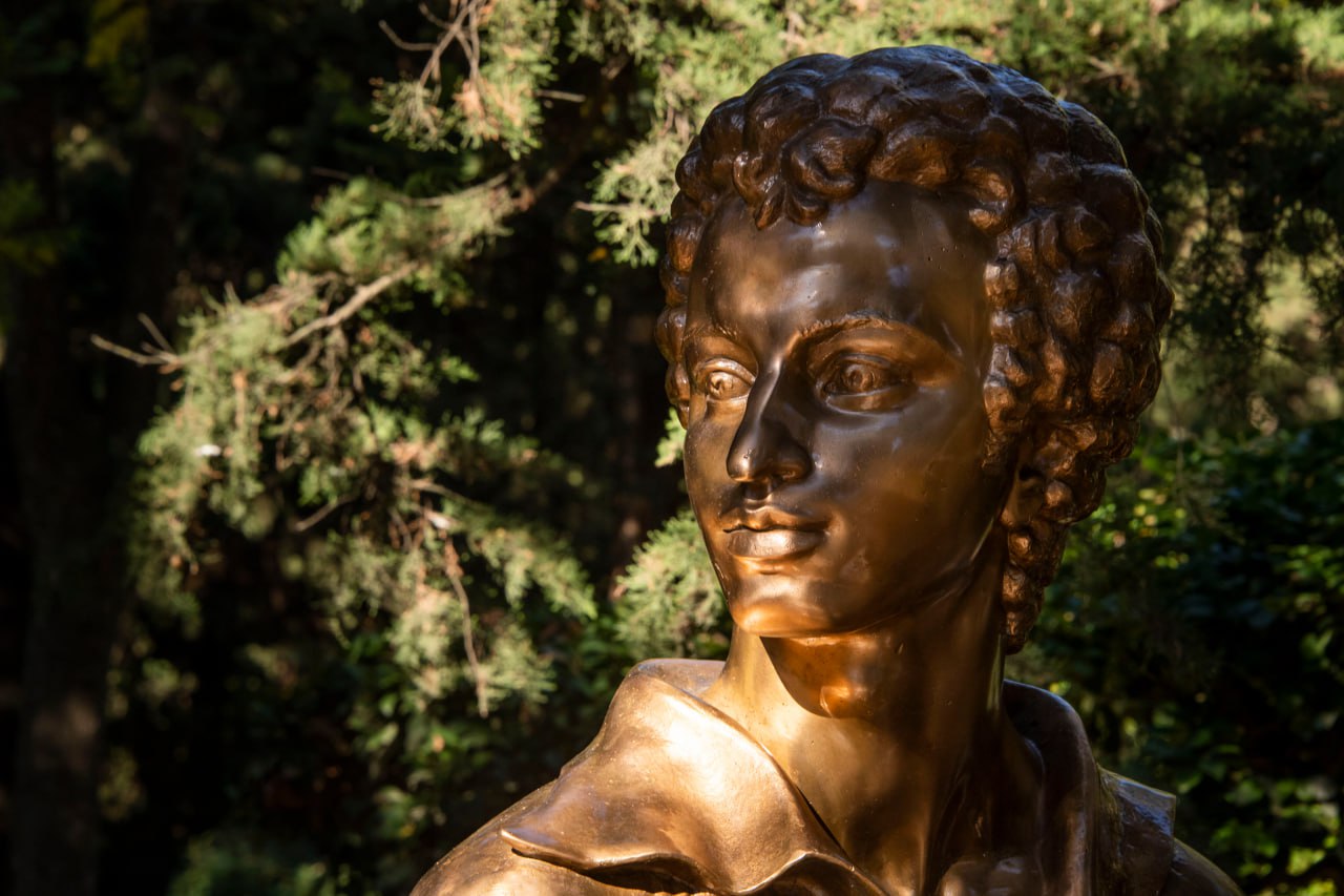 Кот Мостик: У лукоморья дуб зелёный…. Говорят, именно этот гурзуфский дуб вдохновил Пушкина на знаменитые строки из «Руслана и Людмилы» Кот Мостик: У лукоморья дуб зелёный…. Говорят, именно этот гурзуфский дуб вдохновил Пушкина на знаменитые строки из «Руслана и Людмилы»