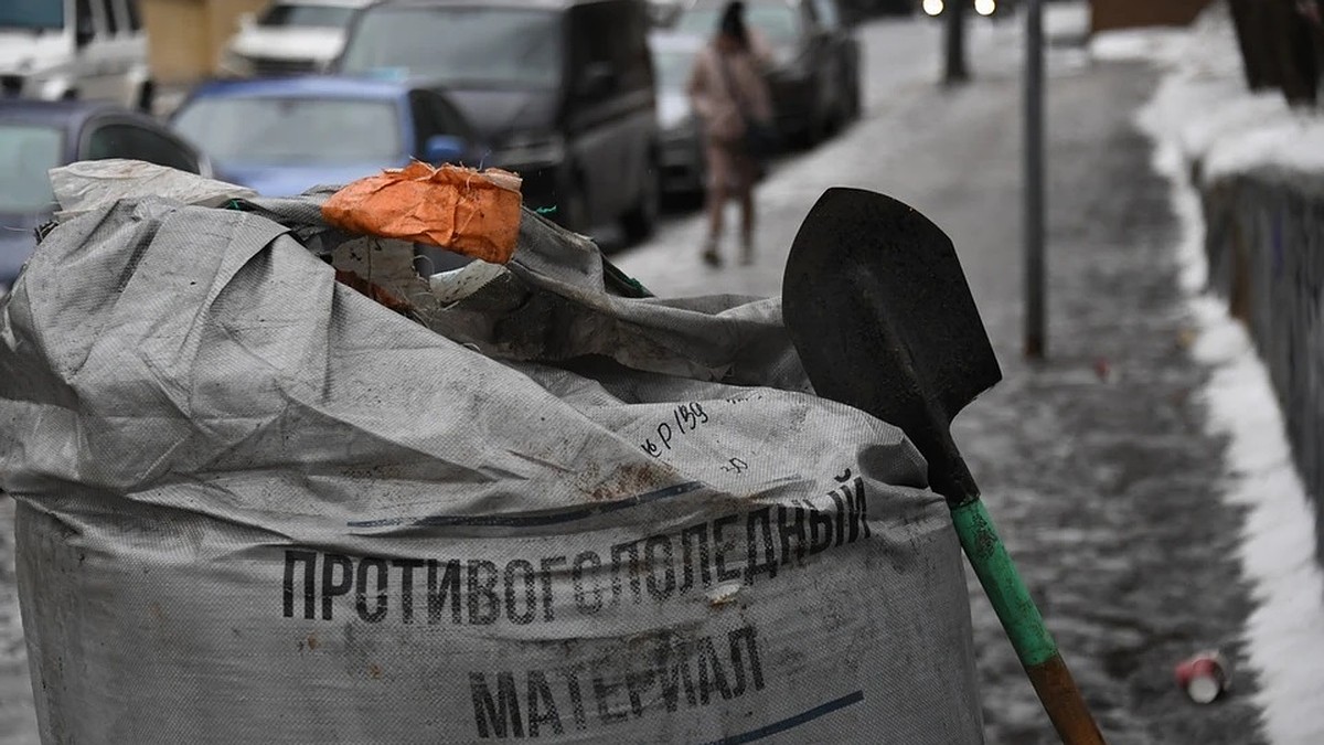 К зиме в Симферополе заготовят 2 тысячи тонн противогололедных материалов