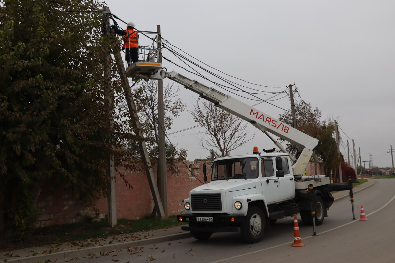 В Керчи продолжаются работы по устройству новых линий наружного освещения В Керчи продолжаются работы по устройству новых линий наружного освещения