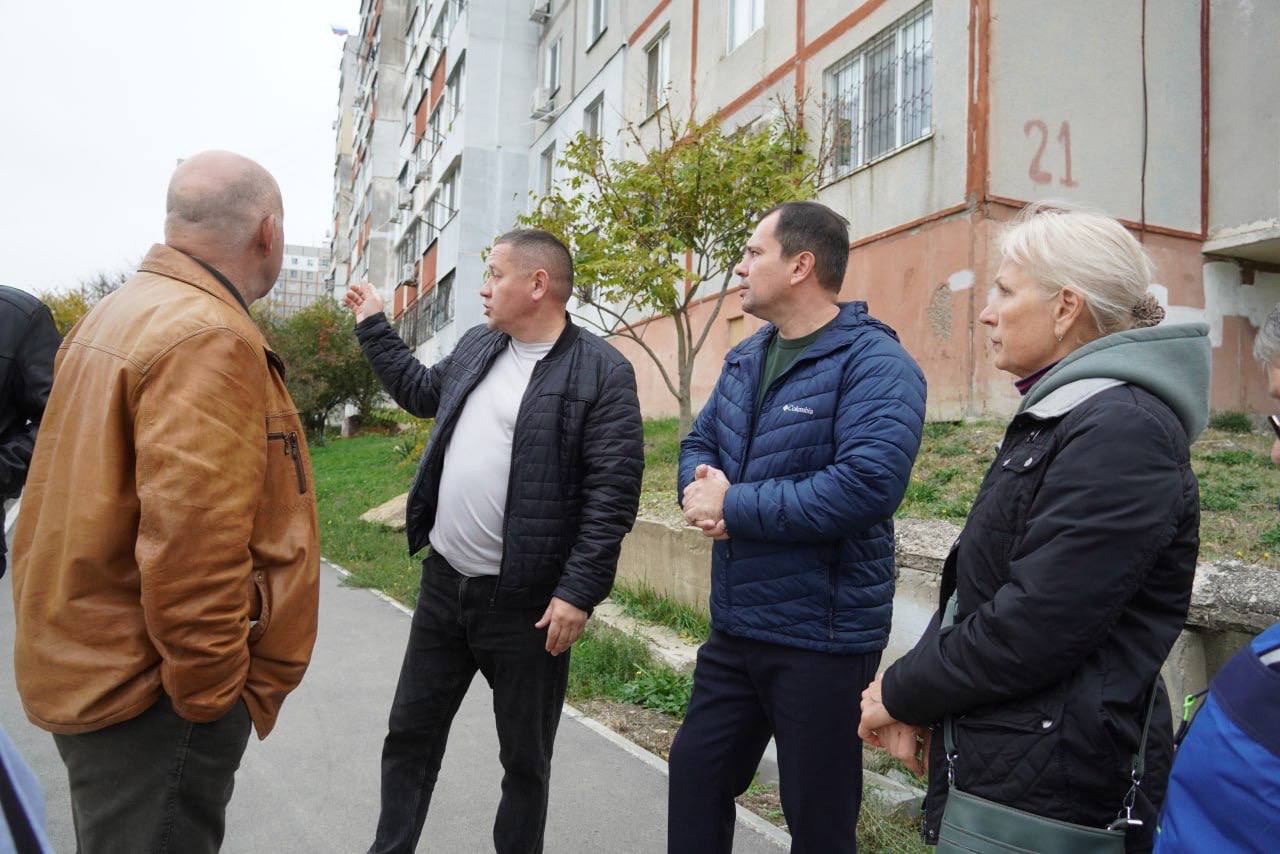 Олег Каторгин: Проинспектировал ход работ по благоустройству придомовых территорий на Индустриальном шоссе, 27, 23, 21, 21/1 Олег Каторгин: Проинспектировал ход работ по благоустройству придомовых территорий на Индустриальном шоссе, 27, 23, 21, 21/1