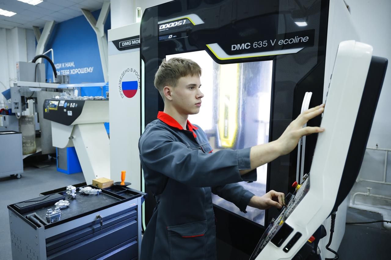 Дмитрий Чернышенко оценил образовательную инфраструктуру Самарской области и пообщался со студентами Дмитрий Чернышенко оценил образовательную инфраструктуру Самарской области и пообщался со студентами