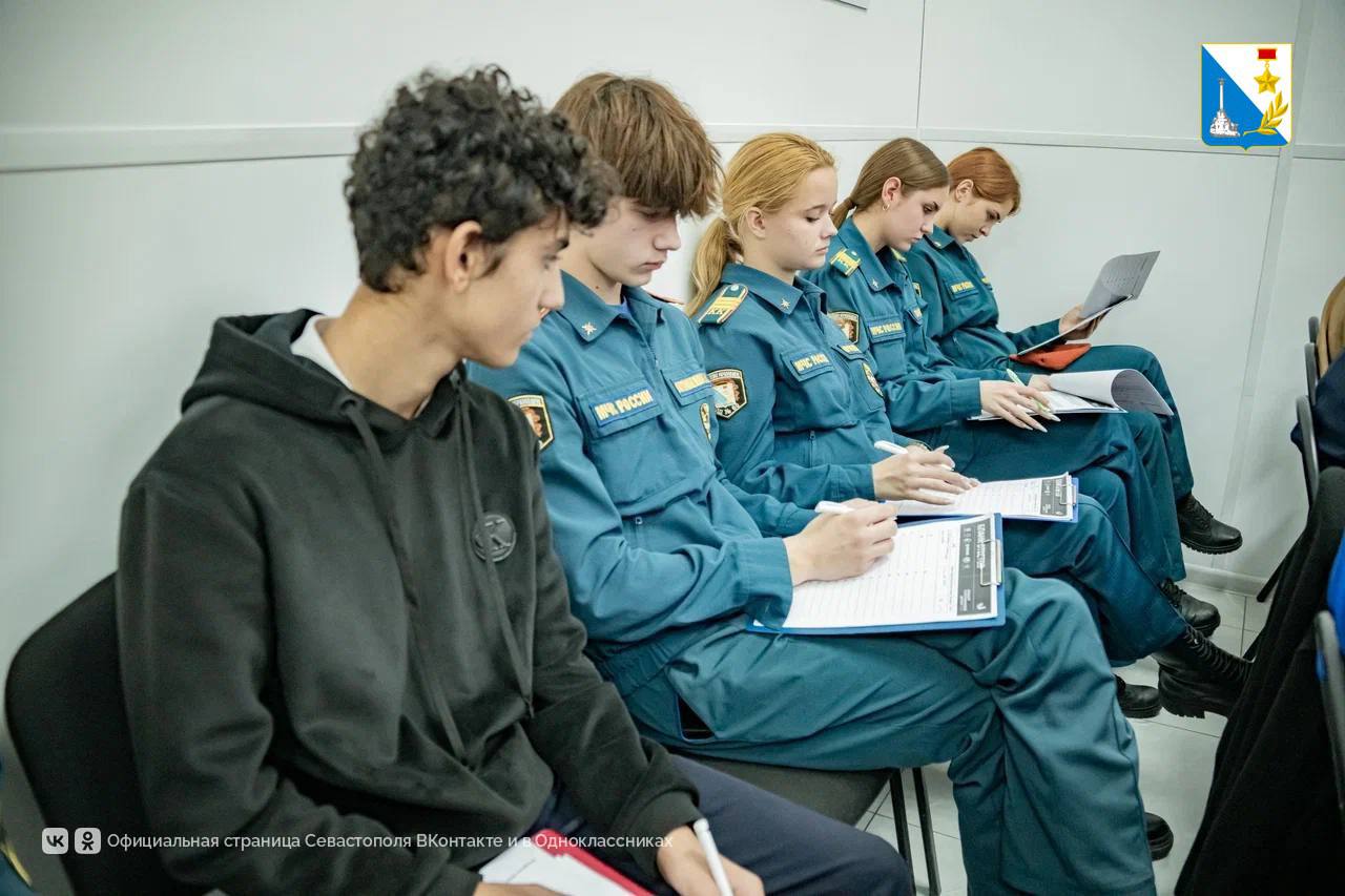 Участники программы «Севастополь — город Героев» написали этнографический диктант Участники программы «Севастополь — город Героев» написали этнографический диктант