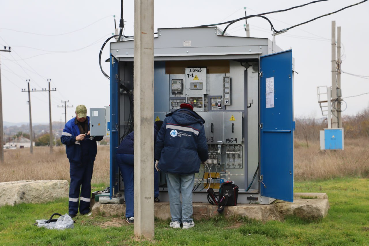 В Керчи продолжаются работы по устройству новых линий наружного освещения В Керчи продолжаются работы по устройству новых линий наружного освещения