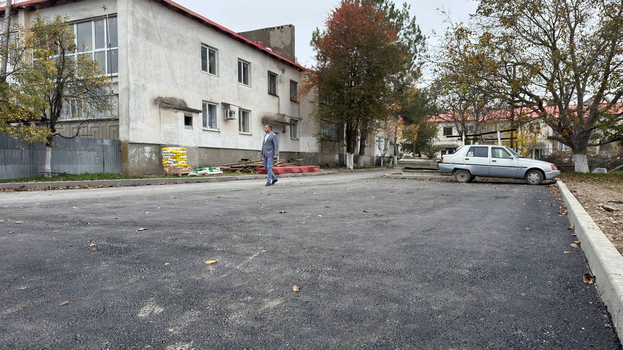 Антон Кравец: Провел мониторинг хода работ на придомовой территории в с.Ивановка по адресам: ул.Ленина 38, ул.Ленина 39 и ул.Ленина 40. Общая сумма мероприятий составляет около 4,6 млн.руб