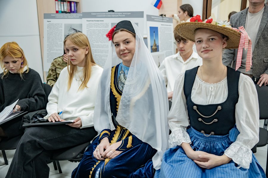 Участники программы «Севастополь — город Героев» написали этнографический диктант Участники программы «Севастополь — город Героев» написали этнографический диктант