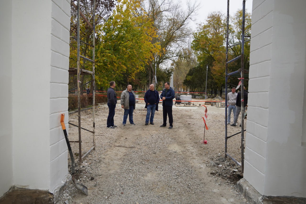 Олег Каторгин: Продолжаю контролировать ход благоустройства парка им. Войкова. Выехал на место, пообщался с подрядчиками