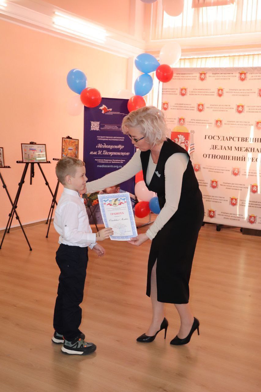 В Госкомнаце Крыма состоялось торжественное награждение победителей конкурса детского рисунка «В дружбе народов – единство страны!» В Госкомнаце Крыма состоялось торжественное награждение победителей конкурса детского рисунка «В дружбе народов – единство страны!»