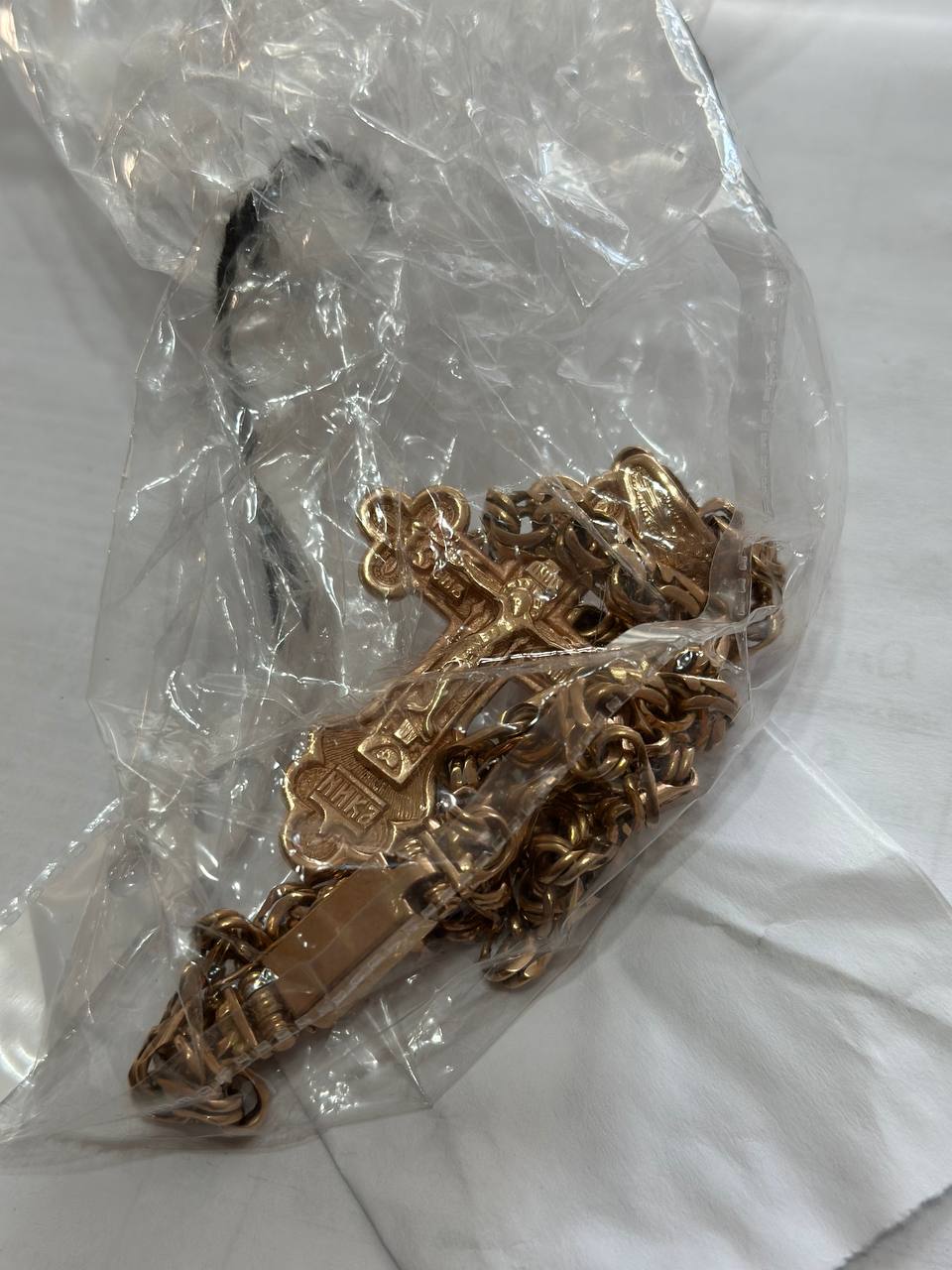 В Феодосии мужчина лишился драгоценной цепочки после застолья с новым знакомым