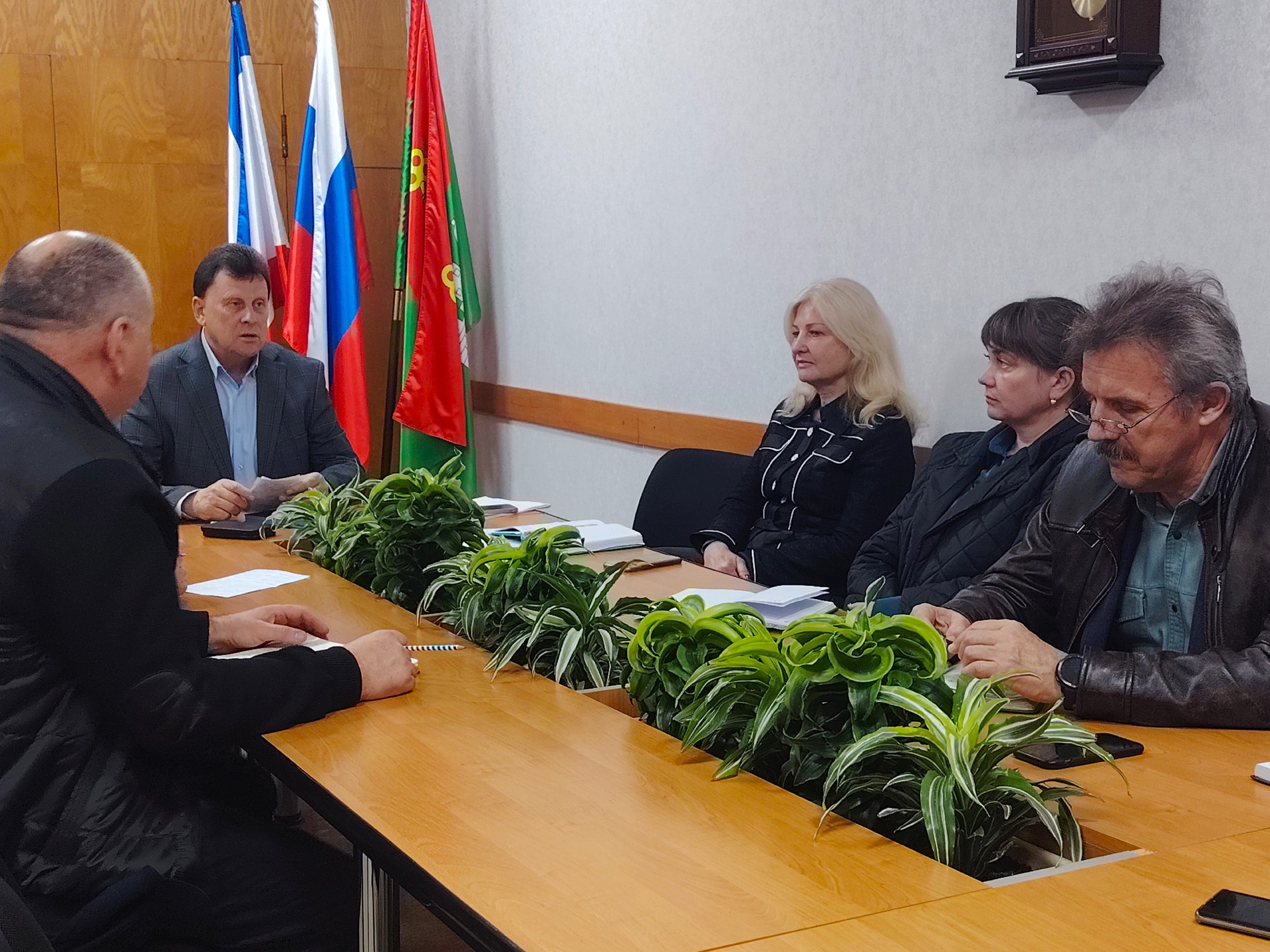 Глава администрации провел рабочее совещание, посвященное важнейшему вопросу – оперативному рассмотрению обращений граждан, поступающих непосредственно на имя главы администрации посредством официальных каналов в социальных...