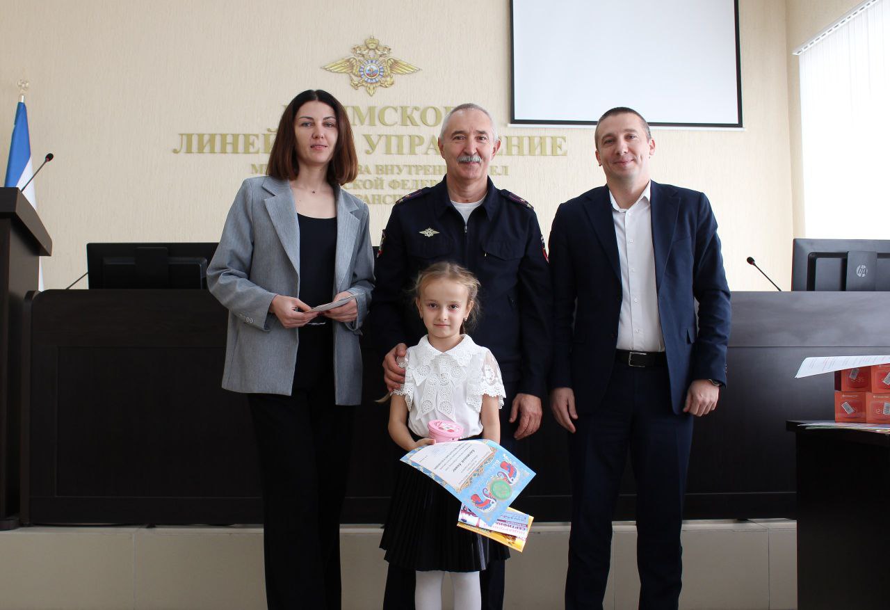 Наградили юных художников — победителей конкурса «Мои родители работают в полиции» Наградили юных художников — победителей конкурса «Мои родители работают в полиции»